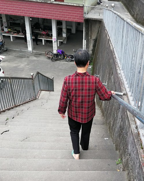 鄭若男：愛心扶梯獲職工群眾點(diǎn)贊 (1)[2].jpg