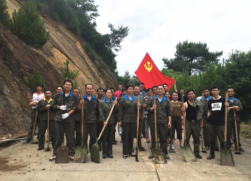 龍巖分公司黨委組織開展迎“七一”黨員義務(wù)勞動1 鄧義楨攝.jpg