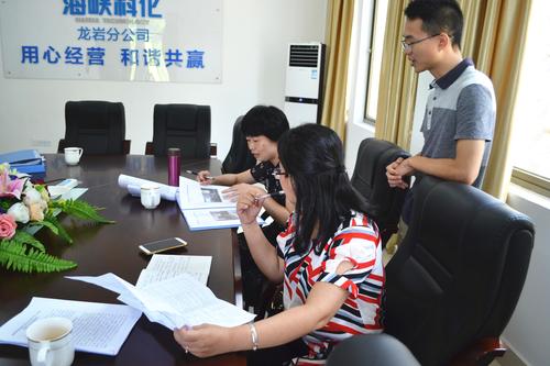 公司黨委副書記鄭慶樟帶隊(duì)到龍巖分公司開展黨建工作半年檢查。張力燕 攝.jpg