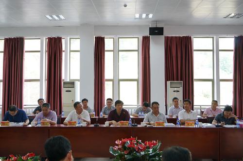 海峽科化龍巖分公司“SGR-FL型乳化炸藥生產(chǎn)系統(tǒng)”順利通過國家工信部科技成果鑒定。圖為工信部李維嘉巡視員對本次鑒定會進行總結(jié)。鄧義楨 攝.jpg