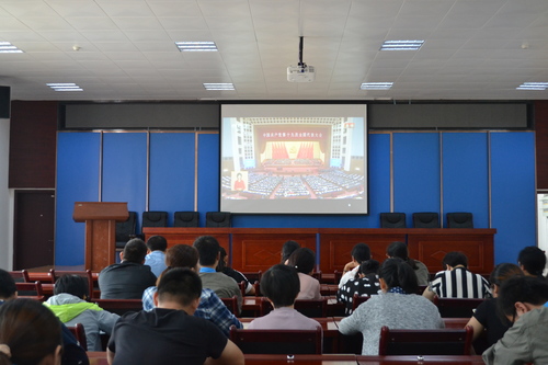 蘇艷麗：龍巖分公司組織員工收看十九大開(kāi)幕式，聆聽(tīng)習(xí)總書(shū)記的工作報(bào)告.jpg