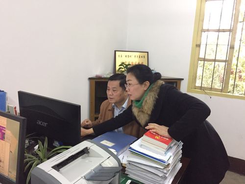 葉彤：檢查現(xiàn)場.jpg