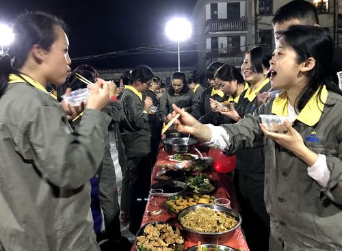 陳宏金：永春分公司女工開展廚藝大比拼“長(zhǎng)桌宴”活動(dòng)。.jpg