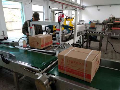 鐘強(qiáng)光：機(jī)修人員對(duì)乳化二車(chē)間成品輸送皮帶進(jìn)行技術(shù)改裝.jpg