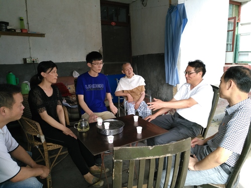 葉彤：幫扶慰問現(xiàn)場.jpg