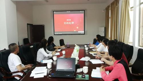 鐘林琳：機(jī)關(guān)一支部組織黨員觀看《黨章視頻輔導(dǎo)教材》.jpg
