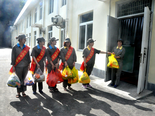 陳宏金：永春分公司女工協(xié)管員到生產(chǎn)一線送清涼。.jpg