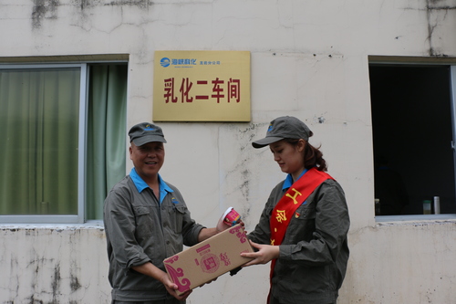 張力燕：龍巖分公司女工委組織女工黨員開展“戰(zhàn)高溫、防酷暑、保安全”送清涼活動1.jpg
