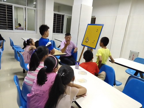 劉敏 付書記義務(wù)教授孩子們圍棋知識(shí)_調(diào)整大小.jpg