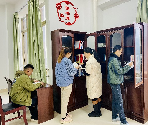吳瑤：黨員干部職工閱讀書籍~1.jpg