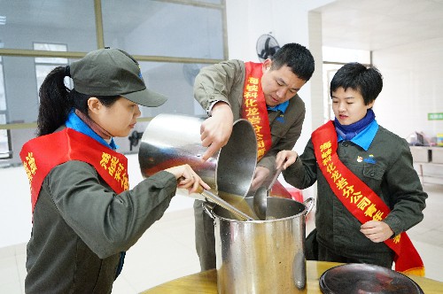吳瑤聯(lián)合機(jī)關(guān)二黨支部開展“寒冬送溫暖，真情暖人心”主題黨日活動~1.jpg
