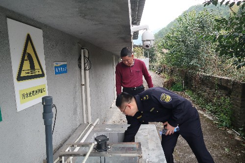 烽林莊忠旭：三明市明溪生態(tài)環(huán)境局局長余舜一行到海峽科化烽林分公司開展環(huán)保監(jiān)督檢查~1.jpg