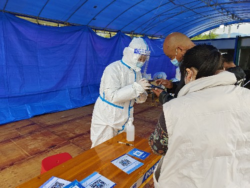 福安分公司胡廷淦：圖為福安分公司志愿者登記外來(lái)人員健康碼信息~1.jpg