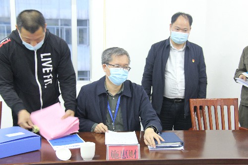 （采用）胡廷淦：圖為施惠財在檢查內(nèi)業(yè)資�?~1.jpg