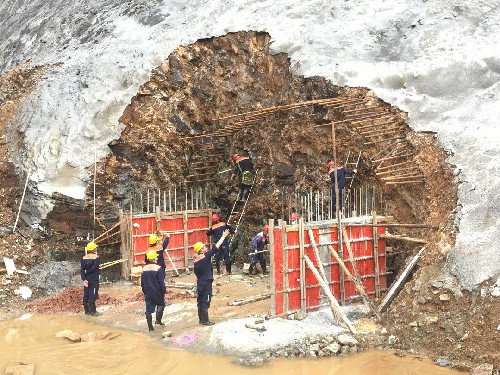 （建議采用）富興建設(shè)+劉睿+紫金山金銅礦低品位銅礦石運(yùn)輸巷道爆破現(xiàn)場(chǎng)~1.jpg