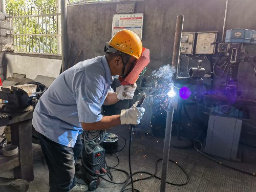 永安雙華公司朱達(dá)成：永安雙華公司開展機(jī)修班組“電焊技能比武”活動~1.jpg