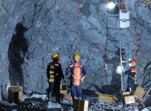 格式工廠富興建設(shè)公司 徐正�?紫金山金銅礦井下爆破作業(yè)現(xiàn)場.jpg