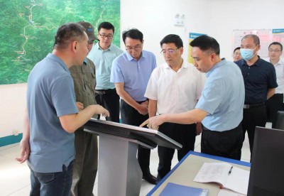 格式工廠省機電控股公司黨委副書記、總經(jīng)理董飛龍，黨委委員、副總經(jīng)理吳大文一行到海峽科化永安分公�?.jpg