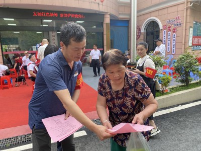 格式工廠龍巖分公�?黃曉�?參與社區(qū)服務(wù).jpg