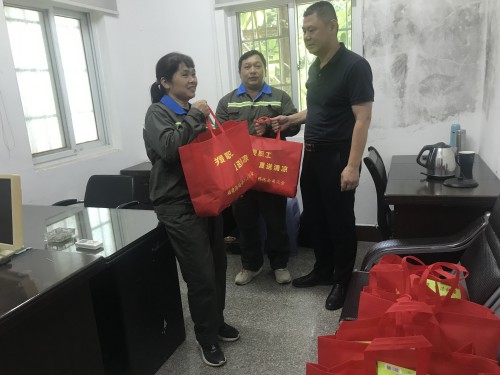 格式工廠民化建設 林江�?海峽科化公司黨委委員、副總經理祁忠清到民化建設公司開展夏送清涼活�?.jpg
